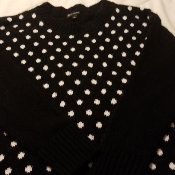 $5 ITEM. Black and white pockadot sweater - Picture 4 of 8